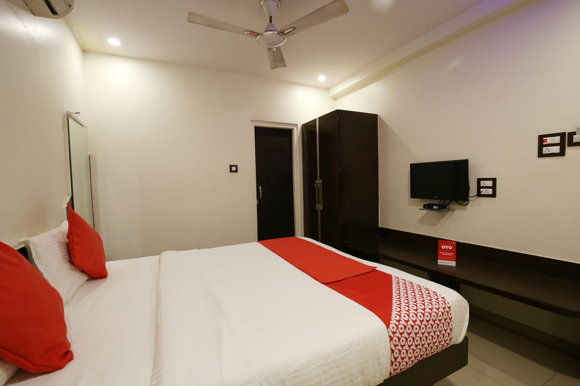 Oyo 11548 Hotel Mrunal Palace Аурангабад Екстериор снимка